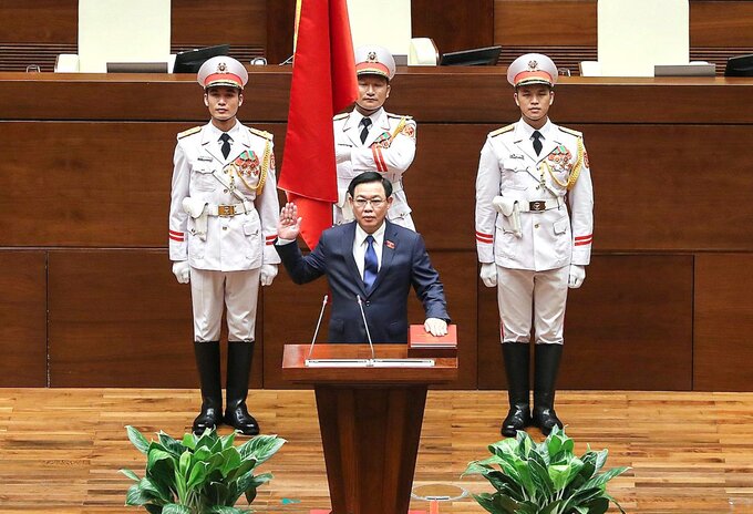 Chủ tịch Quốc hội Vương Đình Huệ thực hiện nghi thức tuyên thệ. Ảnh: Giang Huy.
